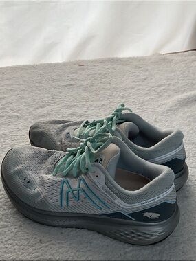 Woman’s Karhu Synchron 2.0 Light Gray Athletic Sneakers with Teal Accents